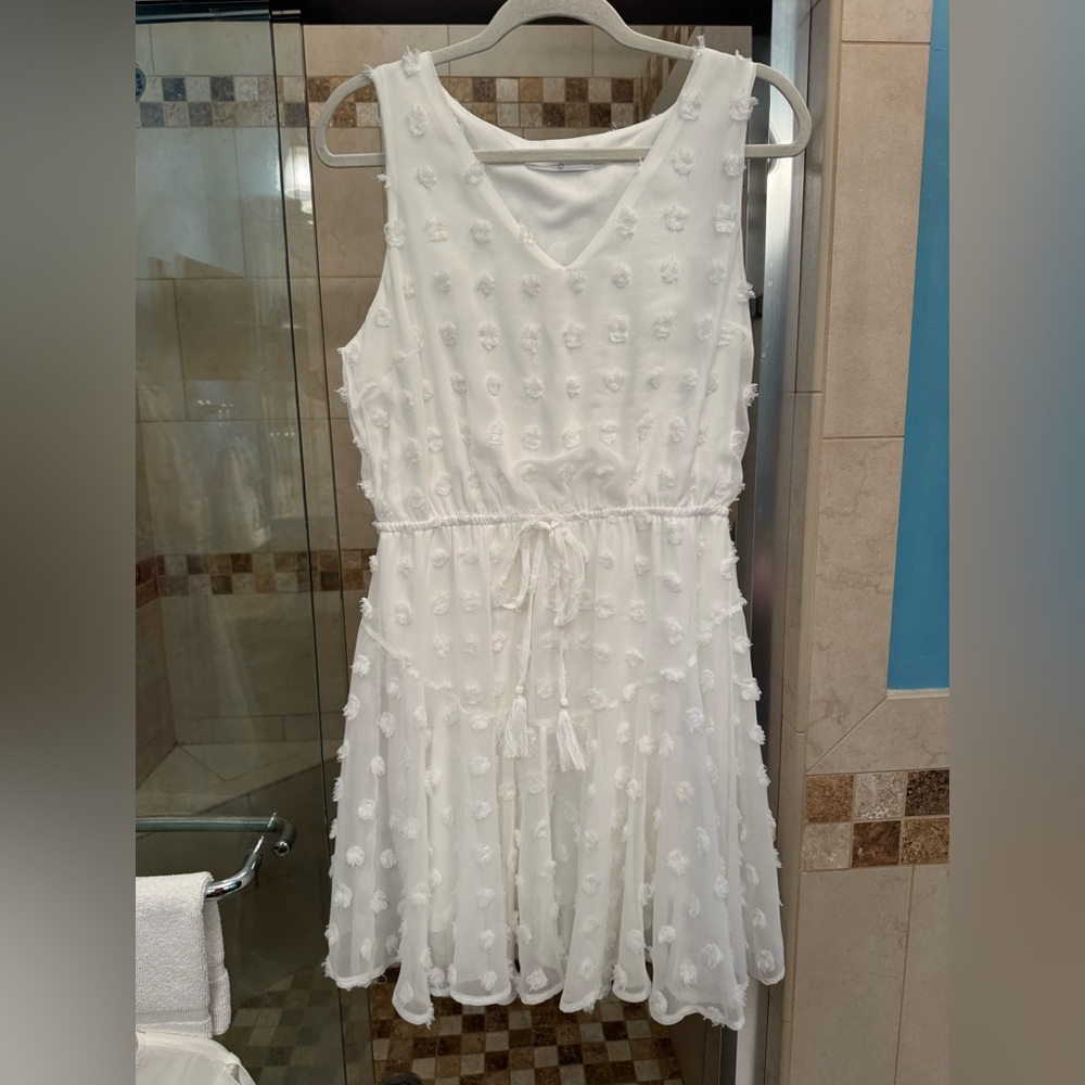 Elegant White Sleeveless Dress
